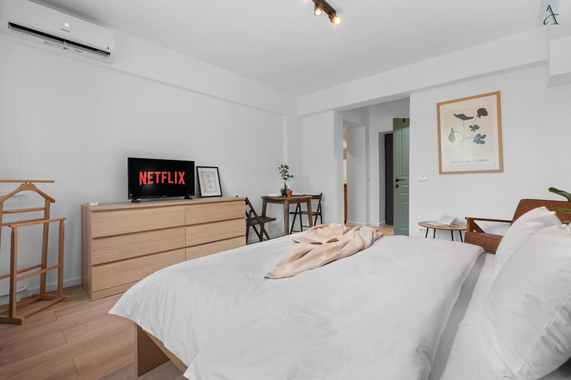 Cozy Downton Apartment